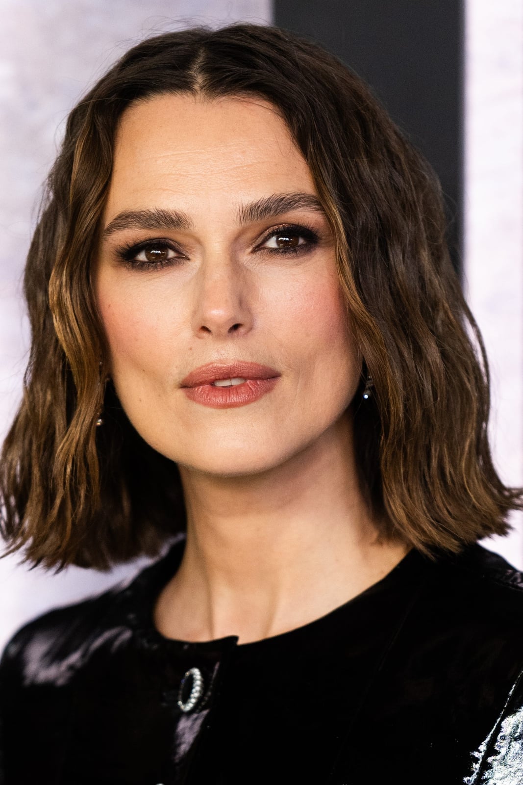 Collarbone Bob With Soft Waves Collarbone Bob With Soft Waves — Classy Middle Part Bob
