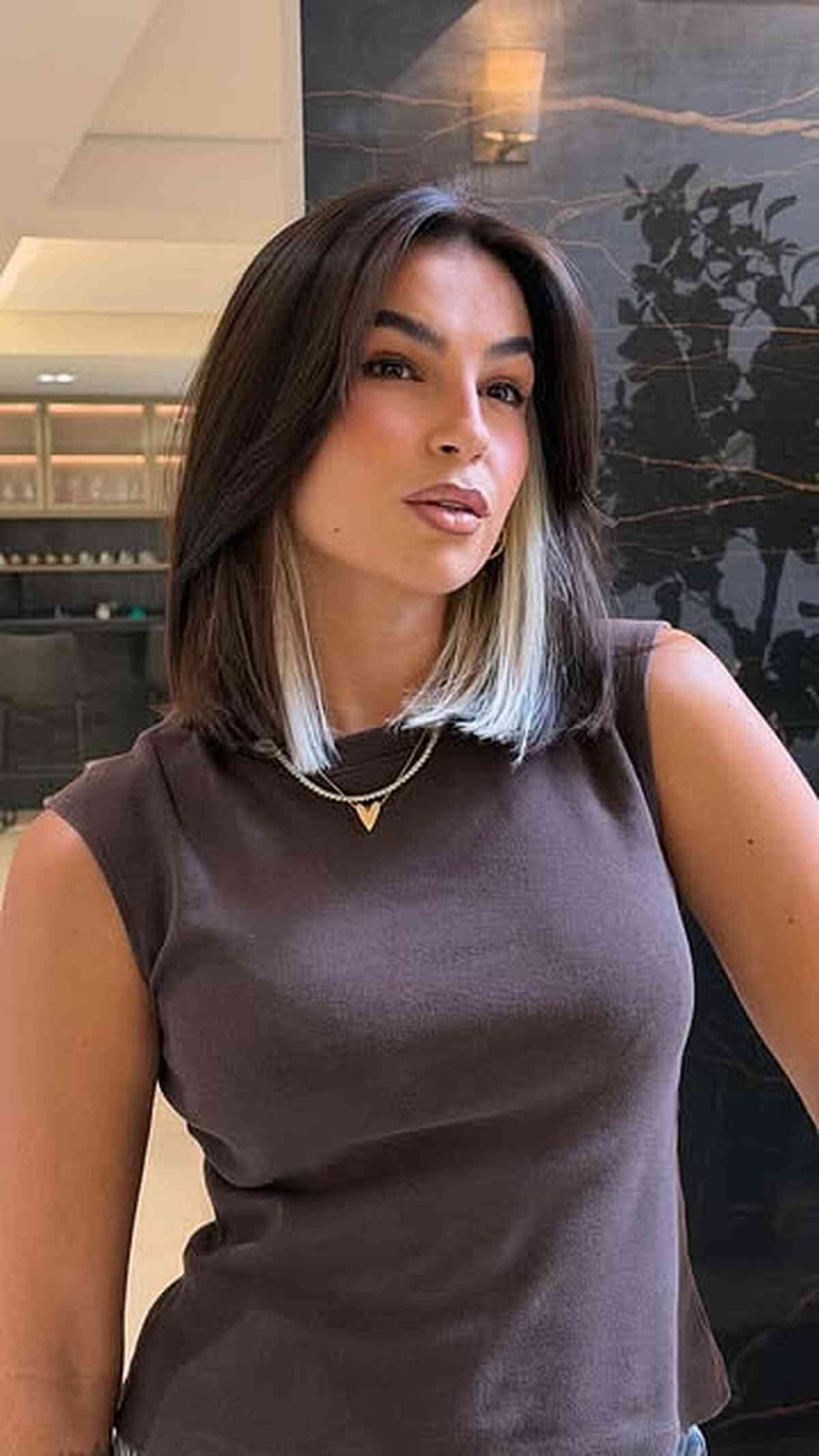 Collarbone Bob With Highlights and Waves Collarbone Bob With Highlights and Waves — Classy Middle Part Bob
