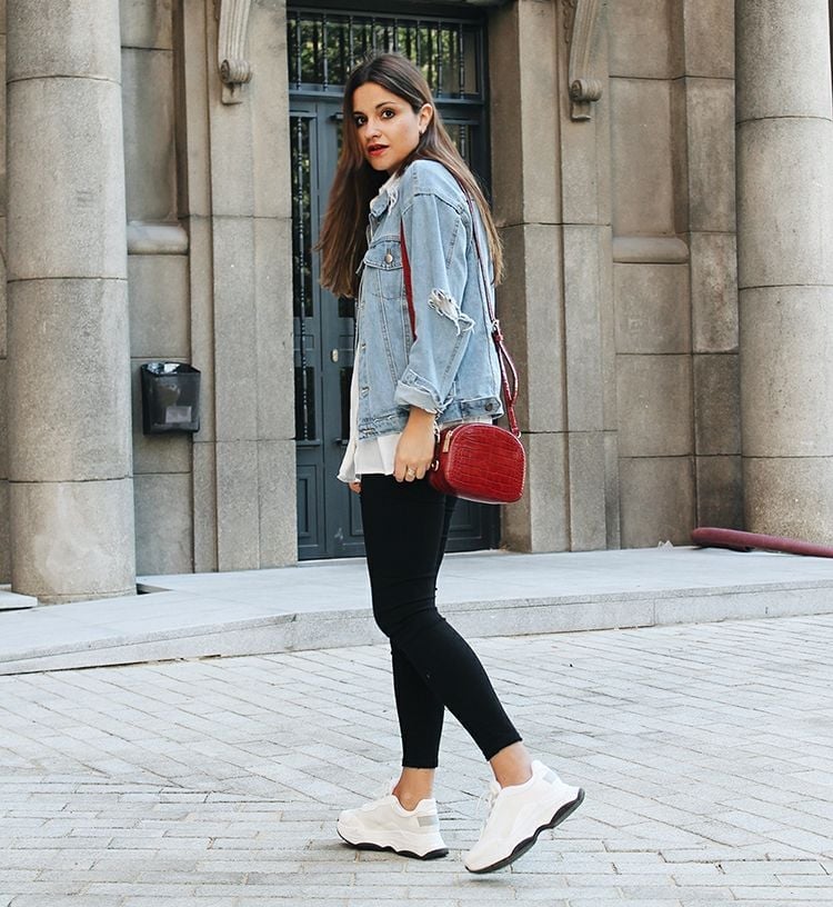 Distressed Denim Jacket With Black Trousers Distressed Denim Jacket With Black Trousers — Classy Mujer Outfits