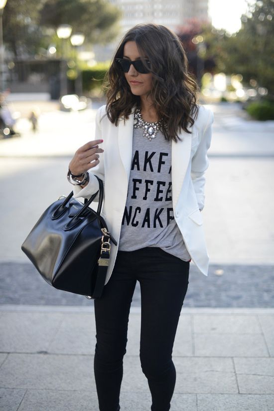 White Blazer With Black Trousers And Statement Necklace White Blazer With Black Trousers And Statement Necklace — Classy Mujer Outfits