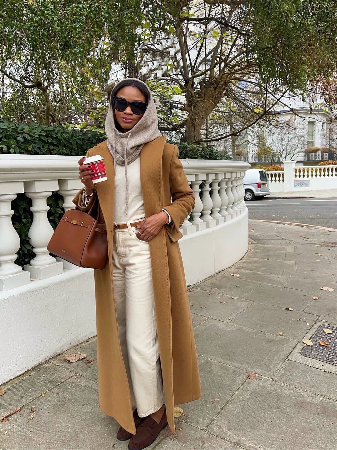 Camel Coat Over Cream Trousers And Hoodie Camel Coat Over Cream Trousers And Hoodie — Classy Mujer Outfits