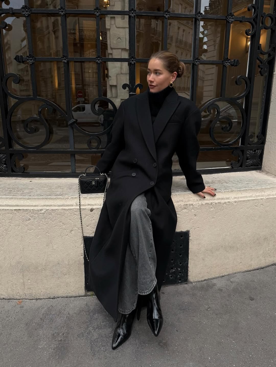 Chic Black Coat With Turtleneck And Wide Jeans Chic Black Coat With Turtleneck And Wide Jeans — Classy Mujer Outfits