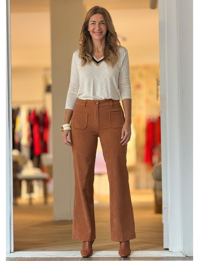 Brown Corduroy Trousers With Knit Top Brown Corduroy Trousers With Knit Top — Classy Mujer Outfits