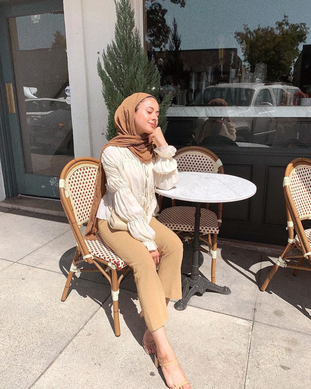 Voluminous Sleeve Blouse with Beige Trousers Voluminous Sleeve Blouse with Beige Trousers — Classy Muslim Outfits