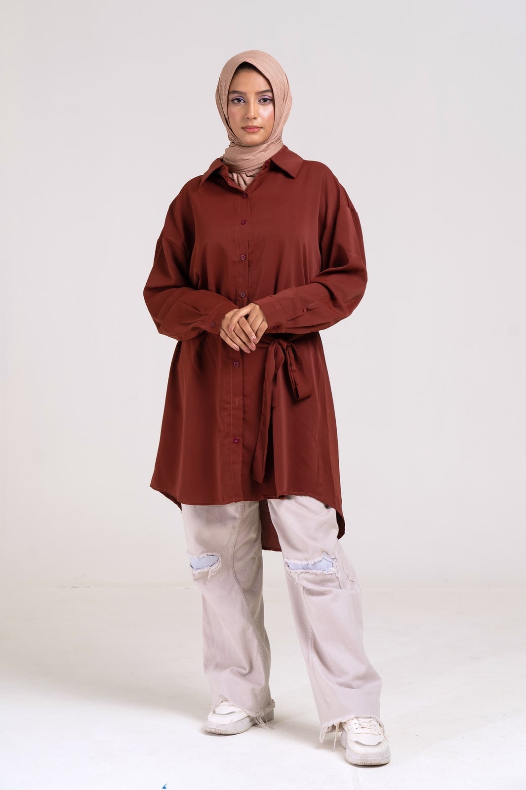 Belted Oversized Shirt with Ripped Jeans, Close-Up Take Belted Oversized Shirt with Ripped Jeans, Close-Up Take — Classy Muslim Outfits