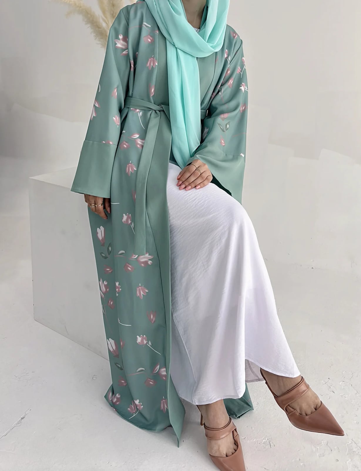 Floral Print Open Abaya Over White Underdress Floral Print Open Abaya Over White Underdress — Classy Muslim Outfits