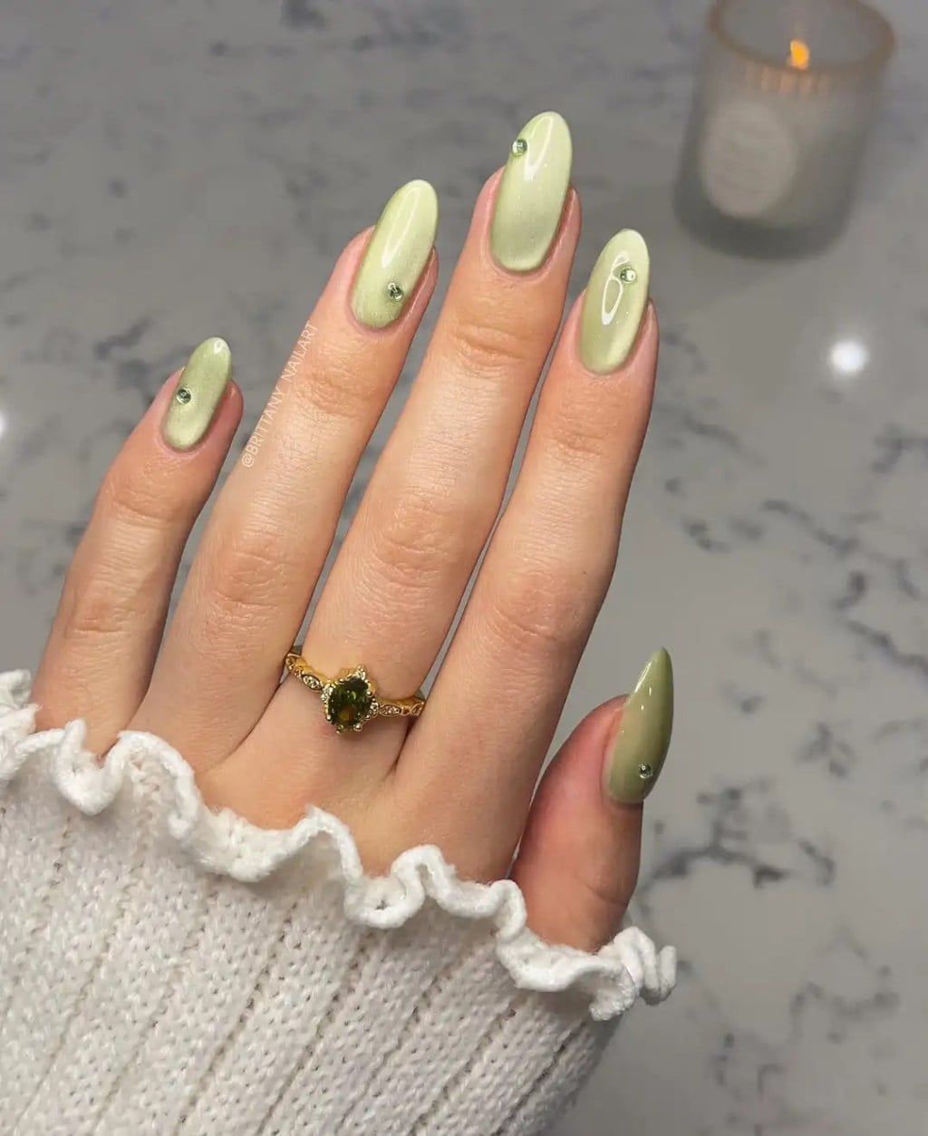 Pale Green Cat-Eye Short Almond Nails Pale Green Cat-Eye Short Almond Nails — Classy Nail Shapes