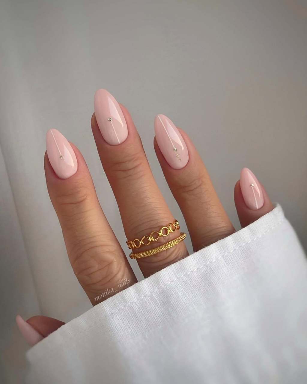 Gold Accents Short Almond Nails, Pale Pink Gold Accents Short Almond Nails, Pale Pink — Classy Nail Shapes