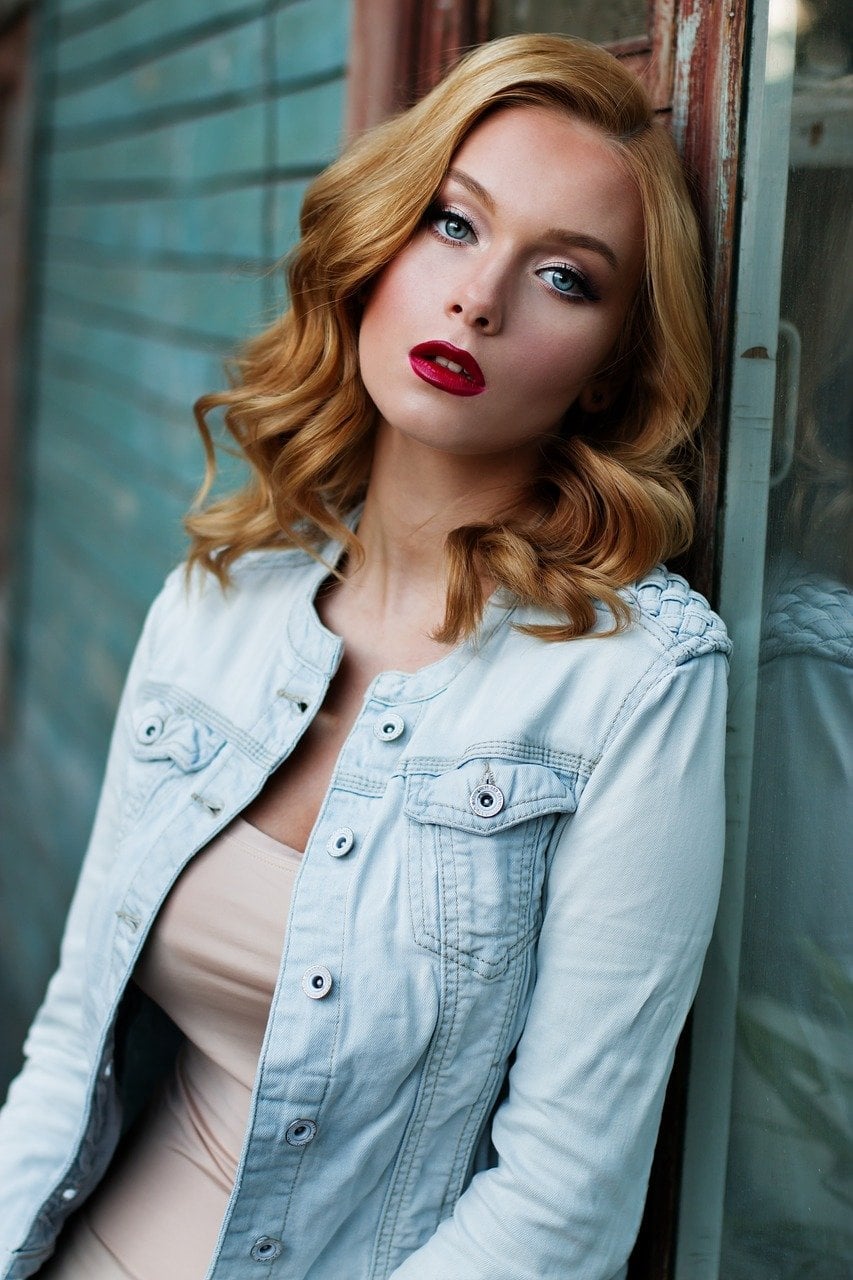 Collarbone Honey Blonde With Soft Curls Collarbone Honey Blonde With Soft Curls — Classy New Hairstyles