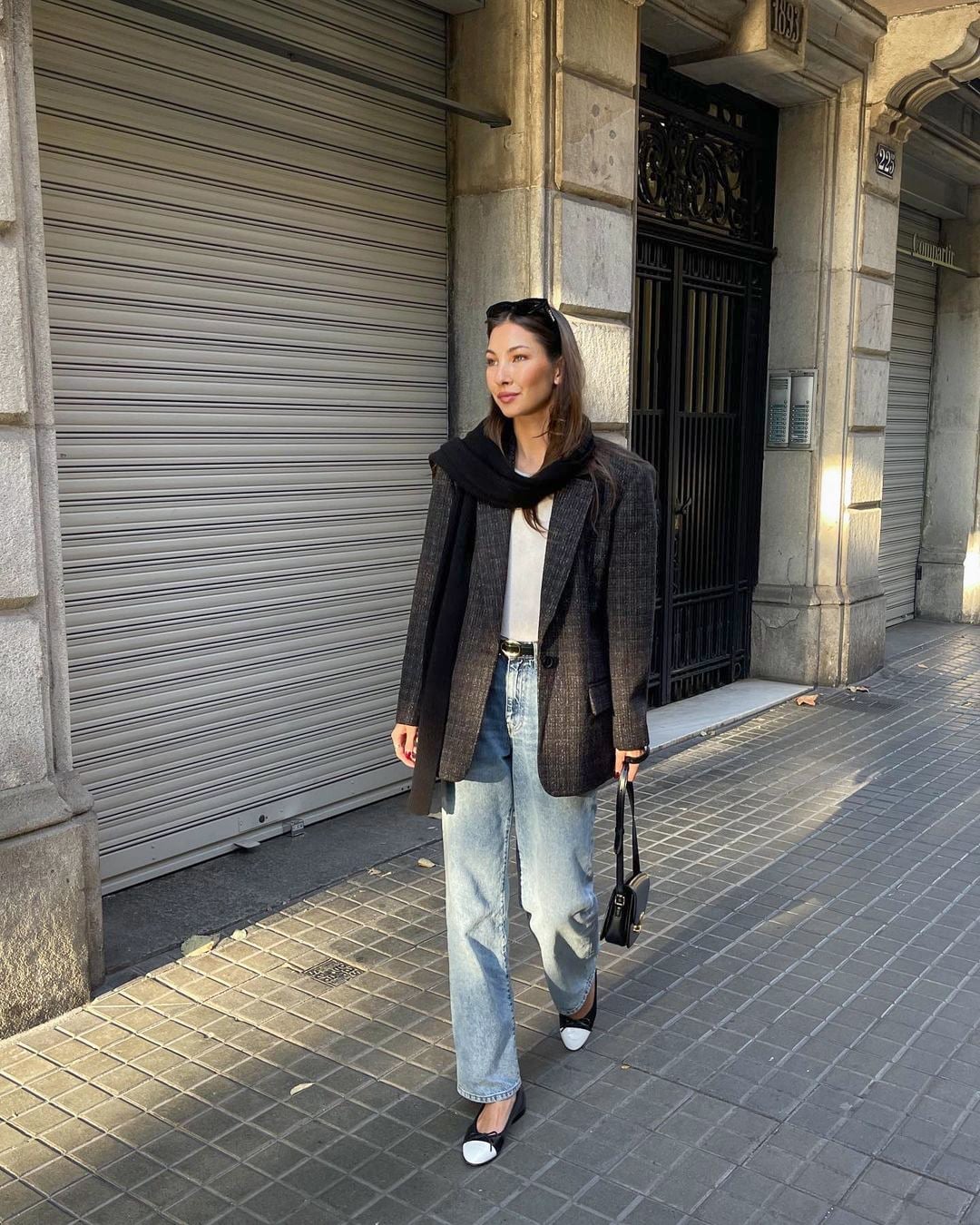 Oversized Grey Checked Blazer With Wide Leg Jeans — Classy New York Style