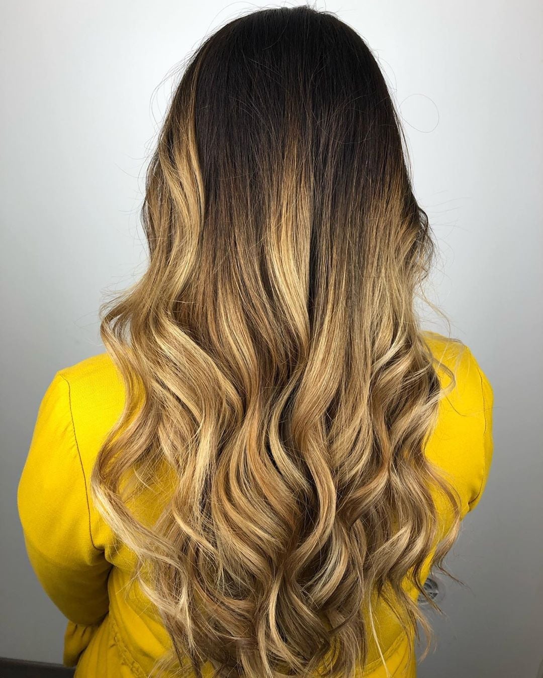 Mid-Back Ombre Dark Brown To Warm Blonde, Close-Up Take Mid-Back Ombre Dark Brown To Warm Blonde, Close-Up Take — Classy Ombre Hair