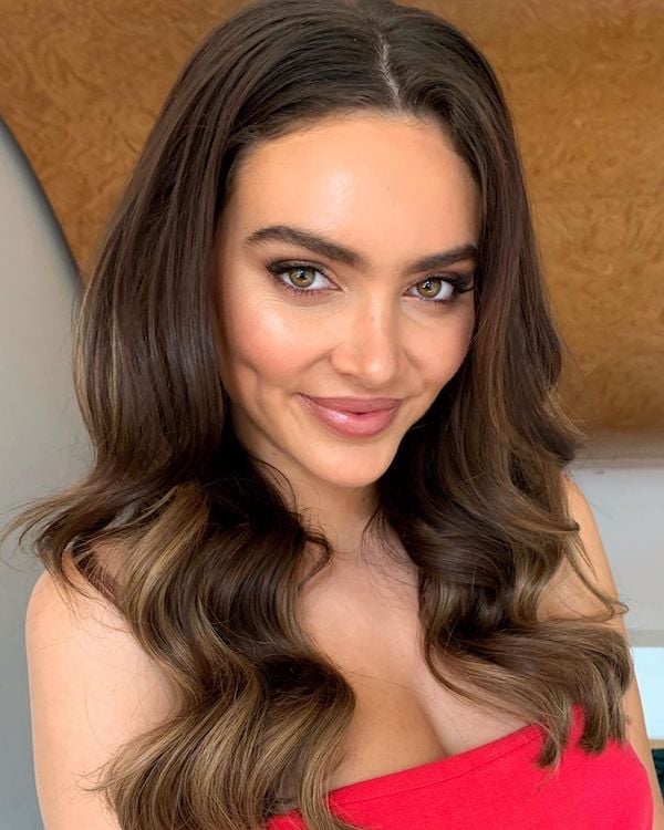 Collarbone Lob Ombre Dark Brown To Caramel, Close-Up Take Collarbone Lob Ombre Dark Brown To Caramel, Close-Up Take — Classy Ombre Hair