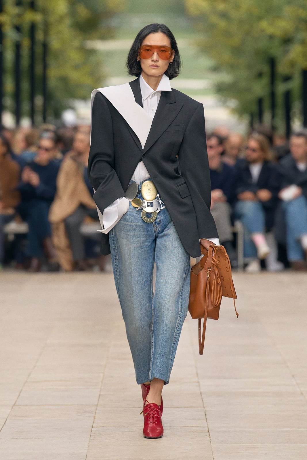Oversized Blazer With Wide-Leg Jeans And Red Shoes Oversized Blazer With Wide-Leg Jeans And Red Shoes — Classy Outdoor Outfit