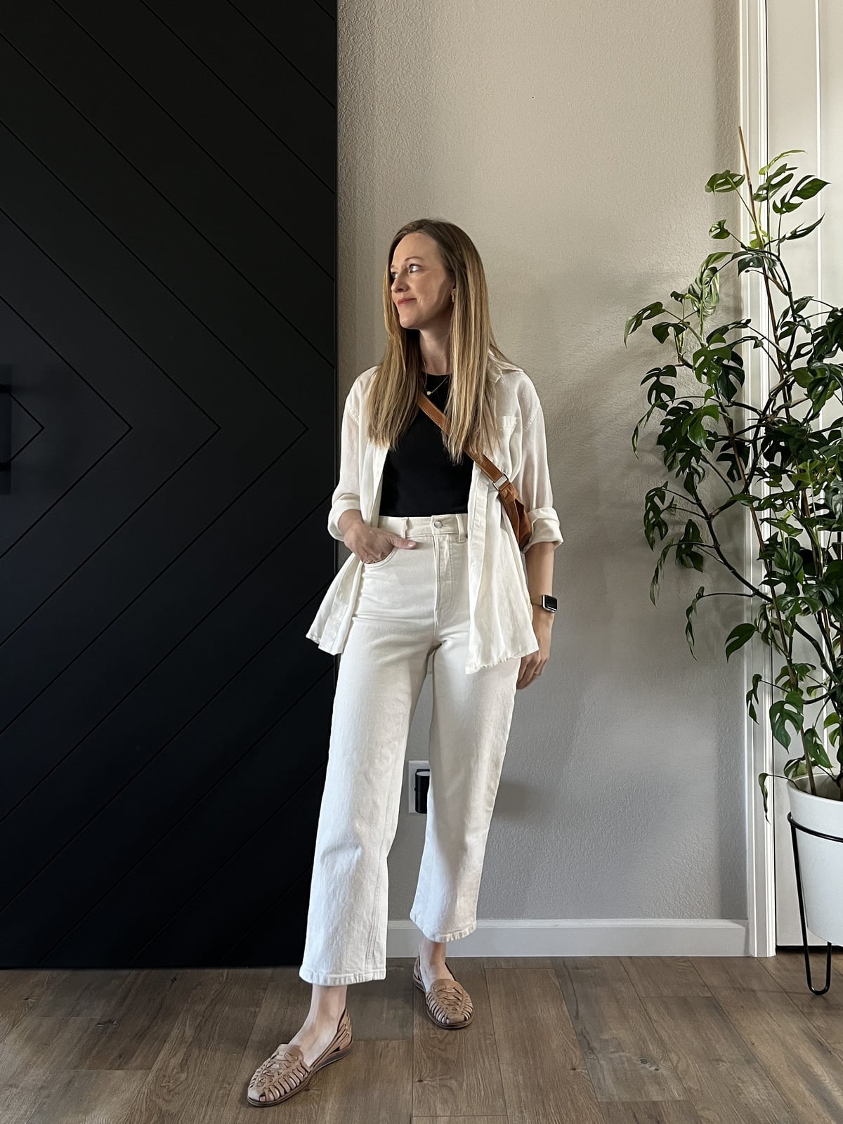 White Linen Shirt Over Black Top With White Jeans White Linen Shirt Over Black Top With White Jeans — Classy Outdoor Outfit
