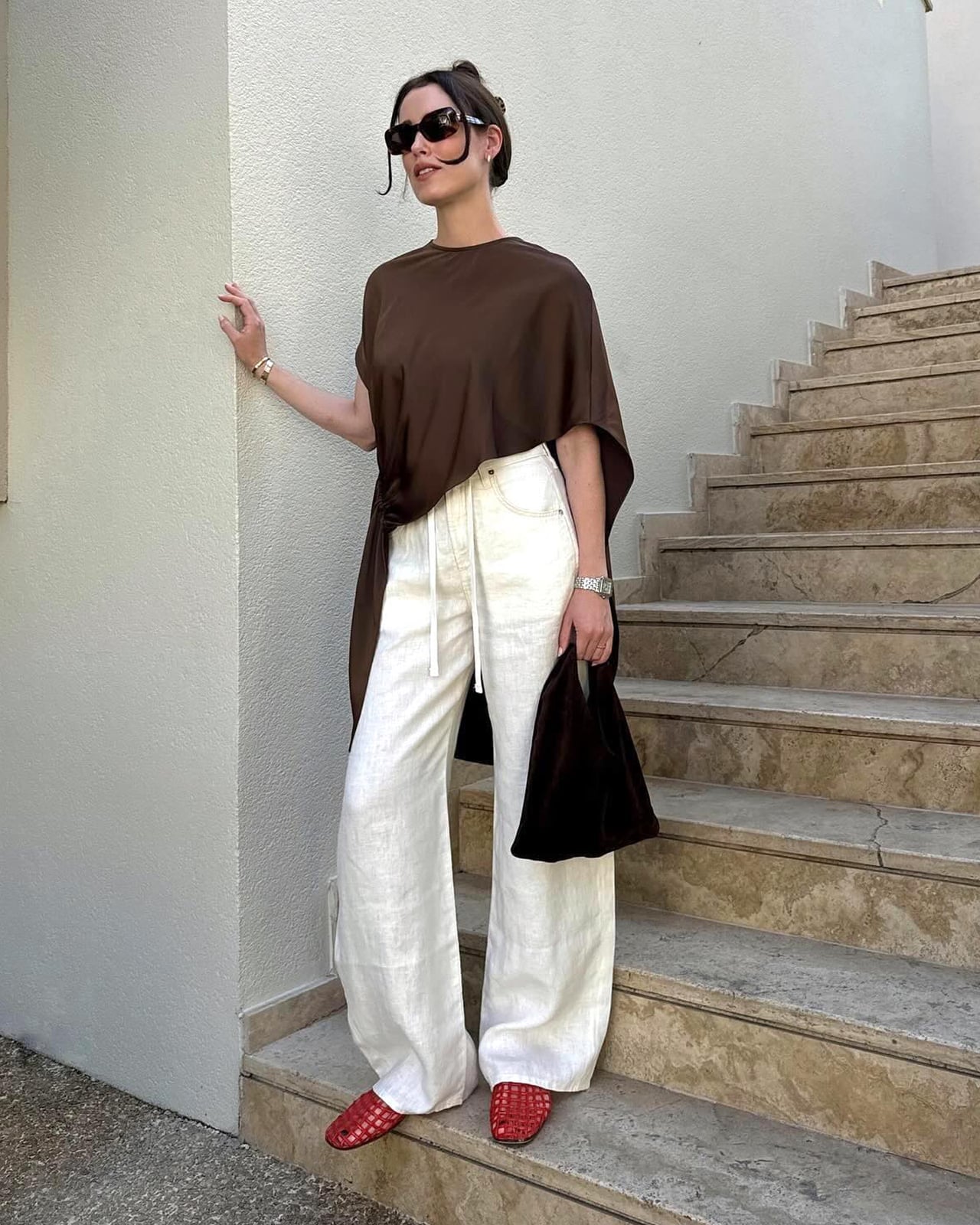 Brown Oversized Top With White Wide-Leg Pants Brown Oversized Top With White Wide-Leg Pants — Classy Outdoor Outfit
