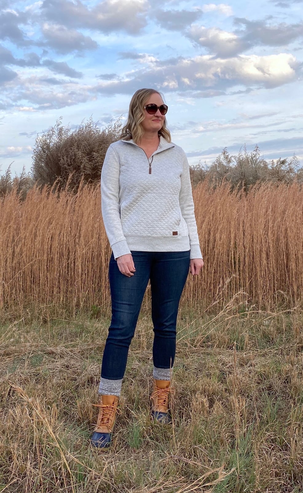 Quilted Sweatshirt With Blue Jeans And Duck Boots Quilted Sweatshirt With Blue Jeans And Duck Boots — Classy Outdoor Outfit