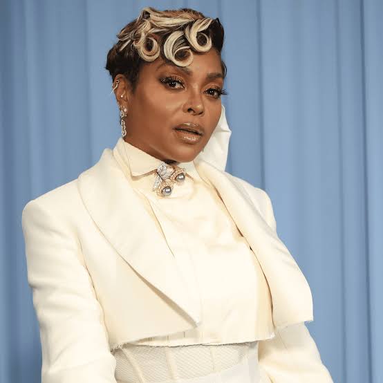 Sculpted Short Curls With Side Part — Classy Outfit Hair