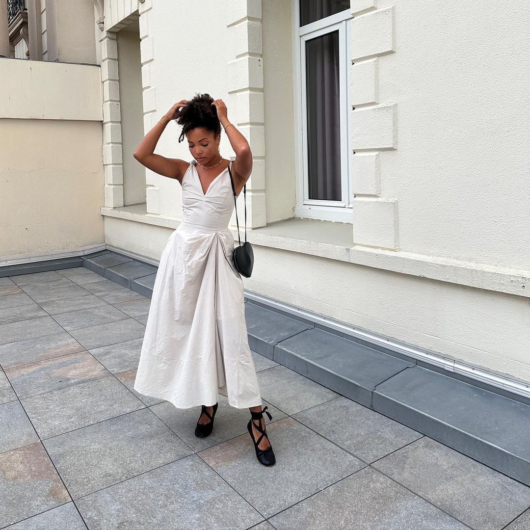 Ballet Flats with an A-Line Skirt and Sweater and White T-Shirt Ballet Flats with an A-Line Skirt and Sweater and White T-Shirt — Classy Outfits with Flats