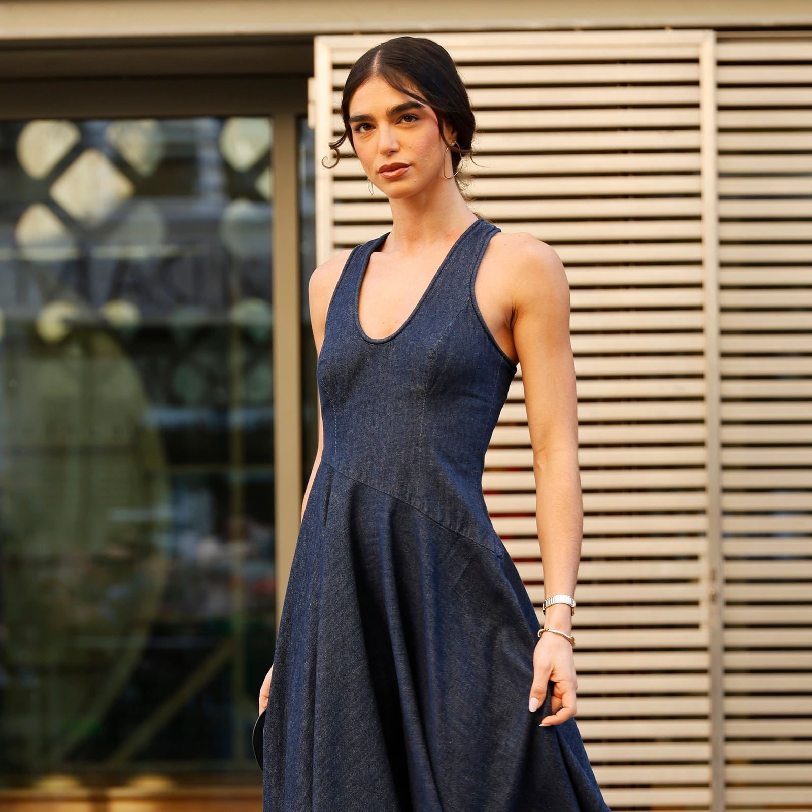 Black Pointed Flats with a Denim Midi Dress Black Pointed Flats with a Denim Midi Dress — Classy Outfits with Flats