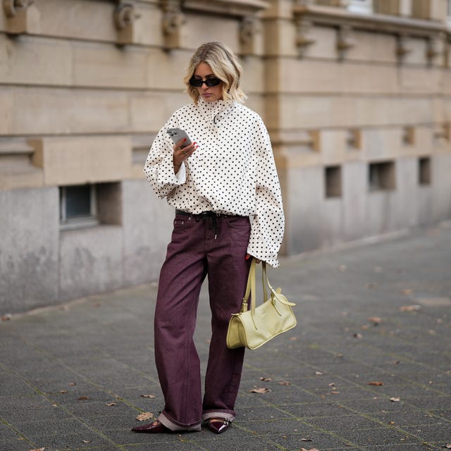 White T-Shirt with Loose-Fitting Blue Jeans White T-Shirt with Loose-Fitting Blue Jeans — Classy Oversize Outfits