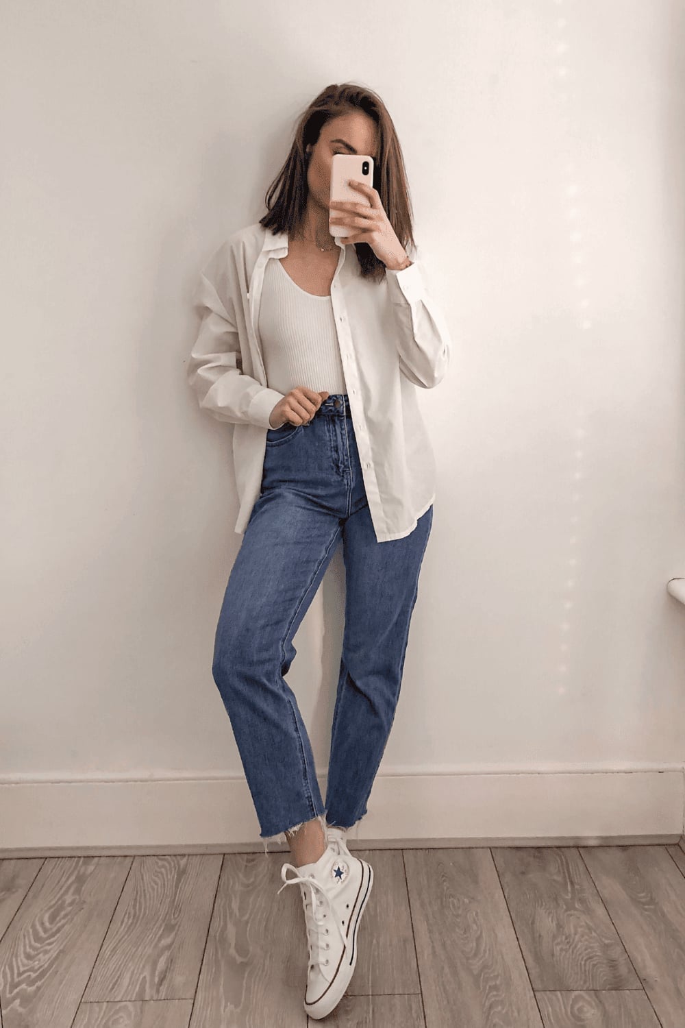 Oversized White Shirt Over Blue Jeans, Close-Up Take Oversized White Shirt Over Blue Jeans, Close-Up Take — Classy Oversize Outfits