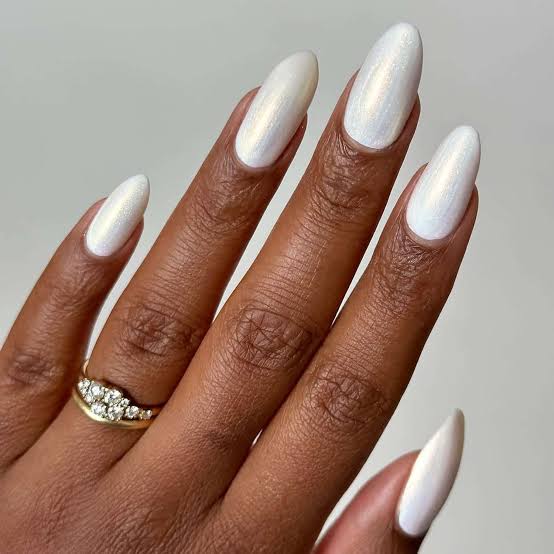 Short Oval Off-White Pearlescent Short Oval Off-White Pearlescent — Classy Pearl Nails