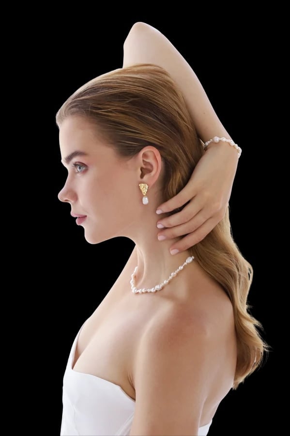 Statement Pearl Jewelry with White Strapless Top Statement Pearl Jewelry with White Strapless Top — Classy Pearl Outfits