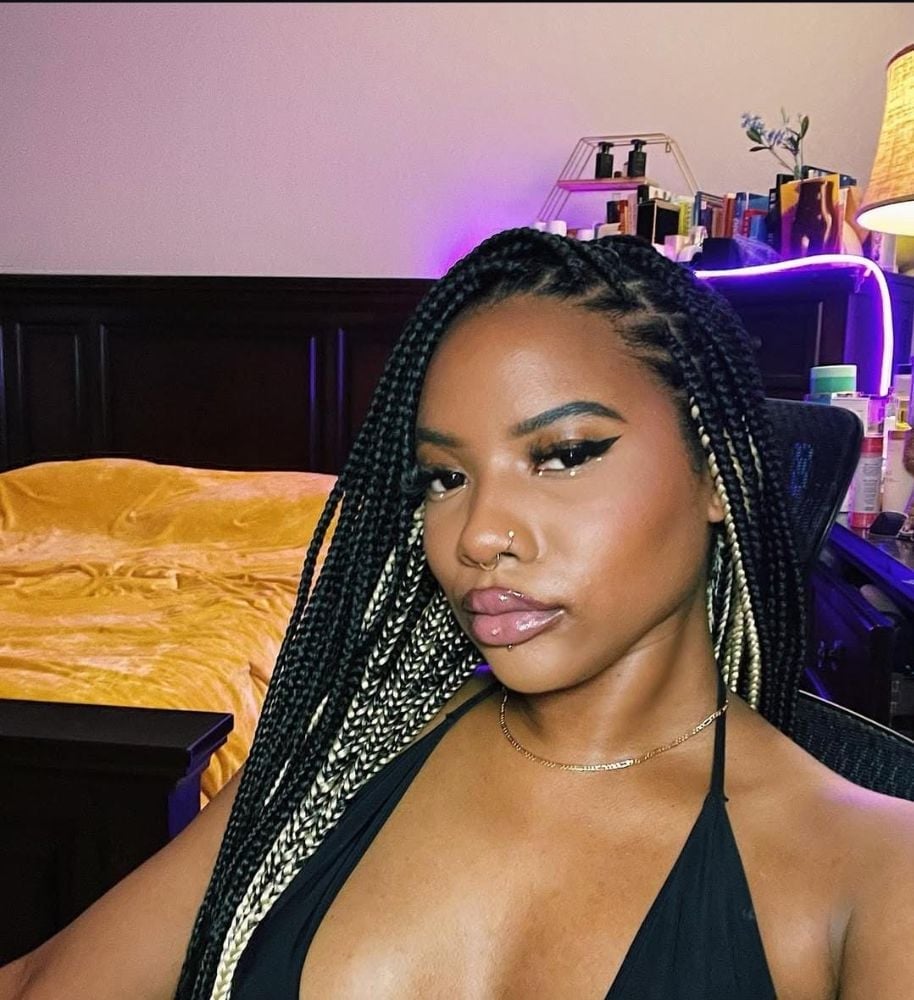 Black Box Braids With Blonde Curly Ends, Mid-Back Black Box Braids With Blonde Curly Ends, Mid-Back — Classy Peekaboo Braids