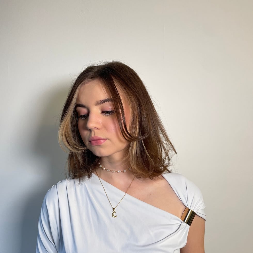 Chin Bob With Curtain Bangs And Blonde Peekaboo, Wavy — Classy Peekaboo Hair