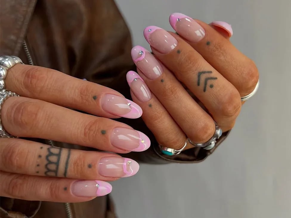 Medium Oval Classic White French Tips Medium Oval Classic White French Tips — Classy Pink French Tip Nails