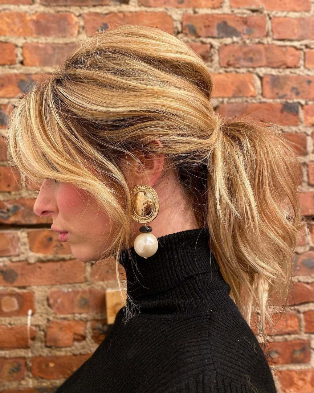 Honey Blonde Low Ponytail Textured Waves Honey Blonde Low Ponytail Textured Waves — Classy Ponytail with Bangs