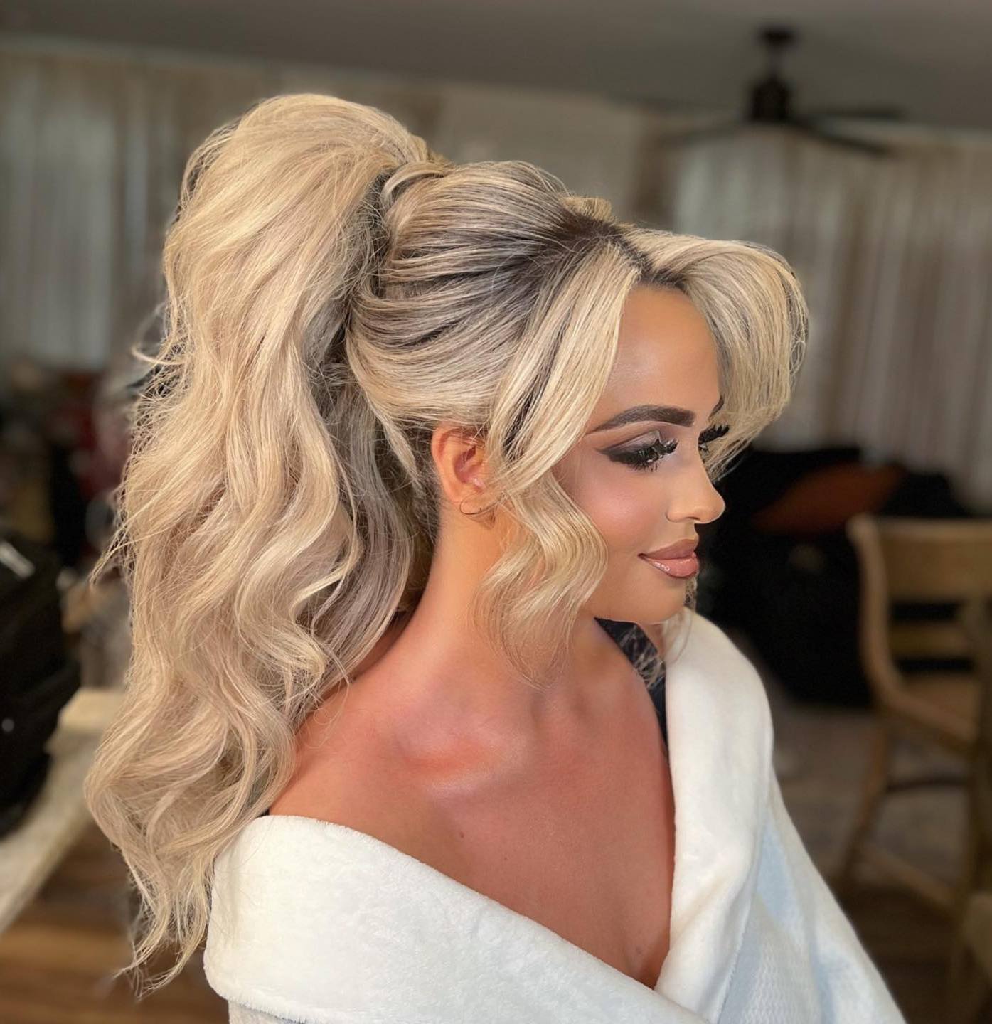 Voluminous Blonde Ponytail With Curtain Bangs Voluminous Blonde Ponytail With Curtain Bangs — Classy Ponytail with Bangs