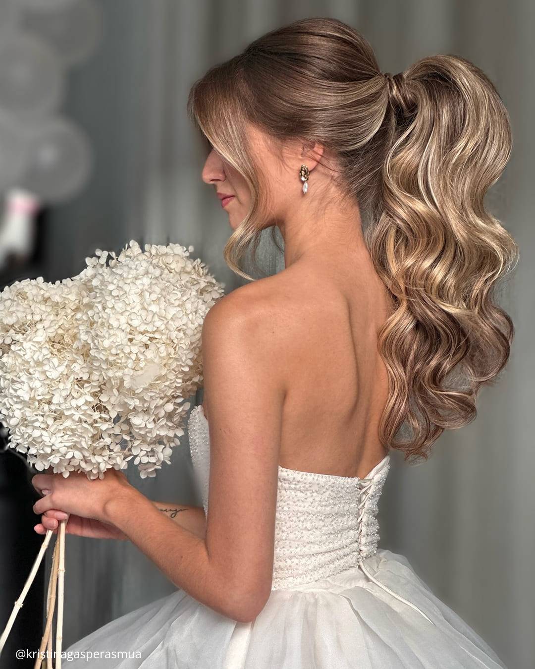 High Ponytail Curls Blonde Highlights Mid-Back High Ponytail Curls Blonde Highlights Mid-Back — Classy Ponytail with Bangs