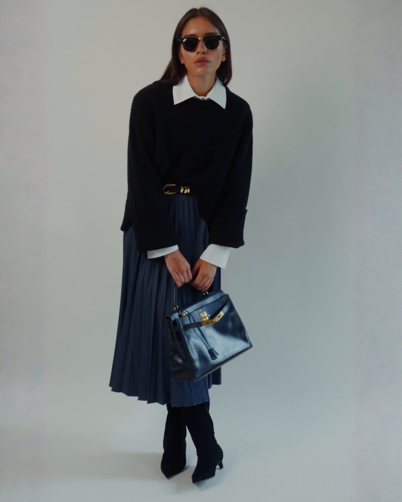 Sweater Over Shirt With Pleated Midi Skirt and Black Boots Sweater Over Shirt With Pleated Midi Skirt and Black Boots — Classy Preppy Outfits