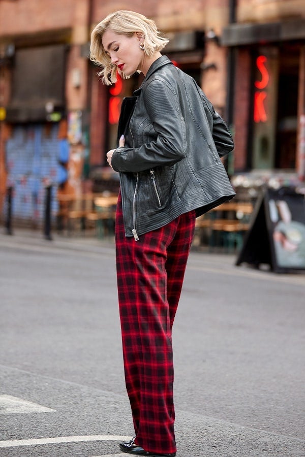 Leather Jacket Paired With Plaid Wide Leg Trousers Leather Jacket Paired With Plaid Wide Leg Trousers — Classy Punk Outfits