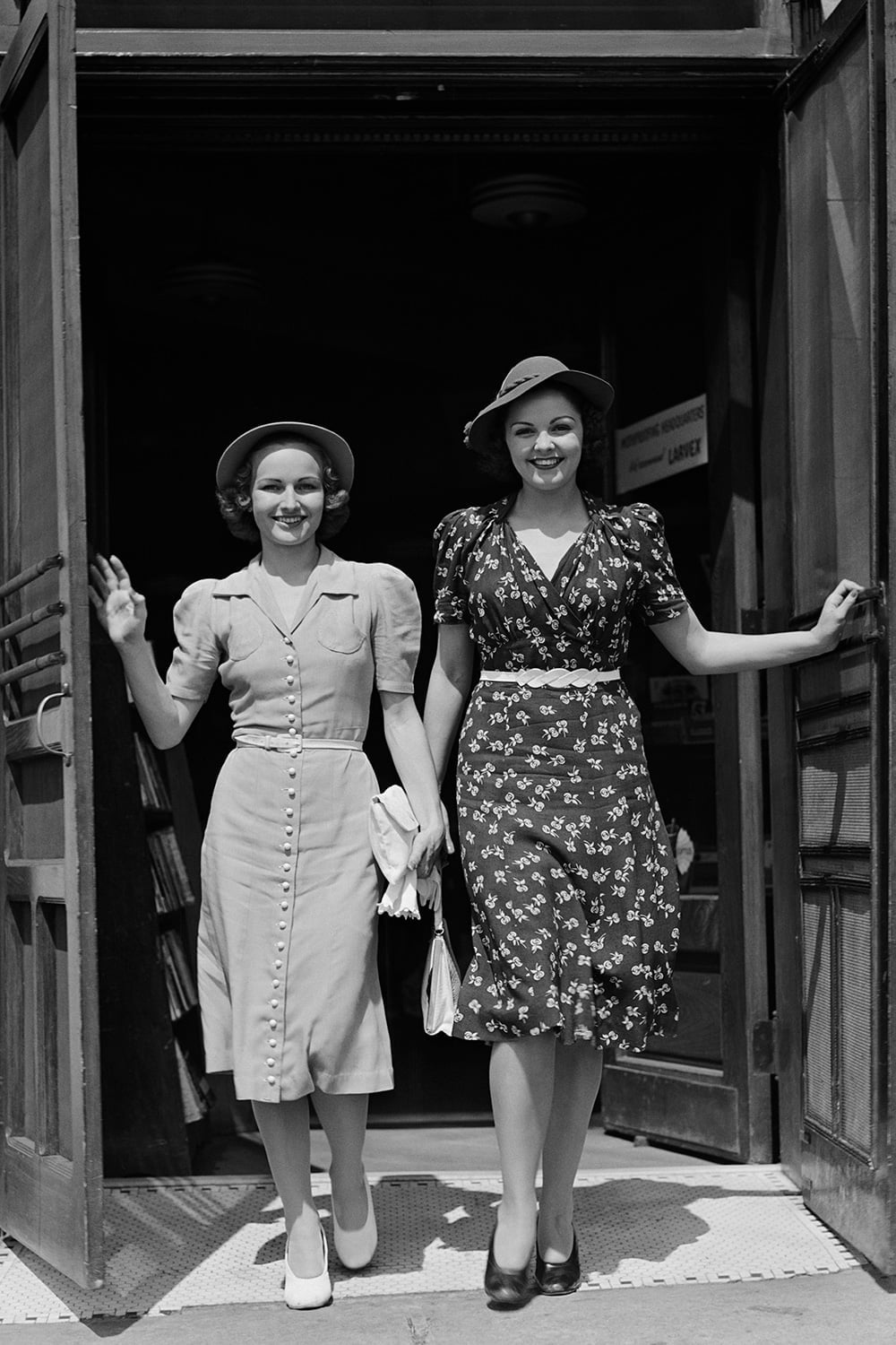 1940s-inspired Floral Midi Dress and Dark Low Heels 1940s-inspired Floral Midi Dress and Dark Low Heels — Classy Retro Style