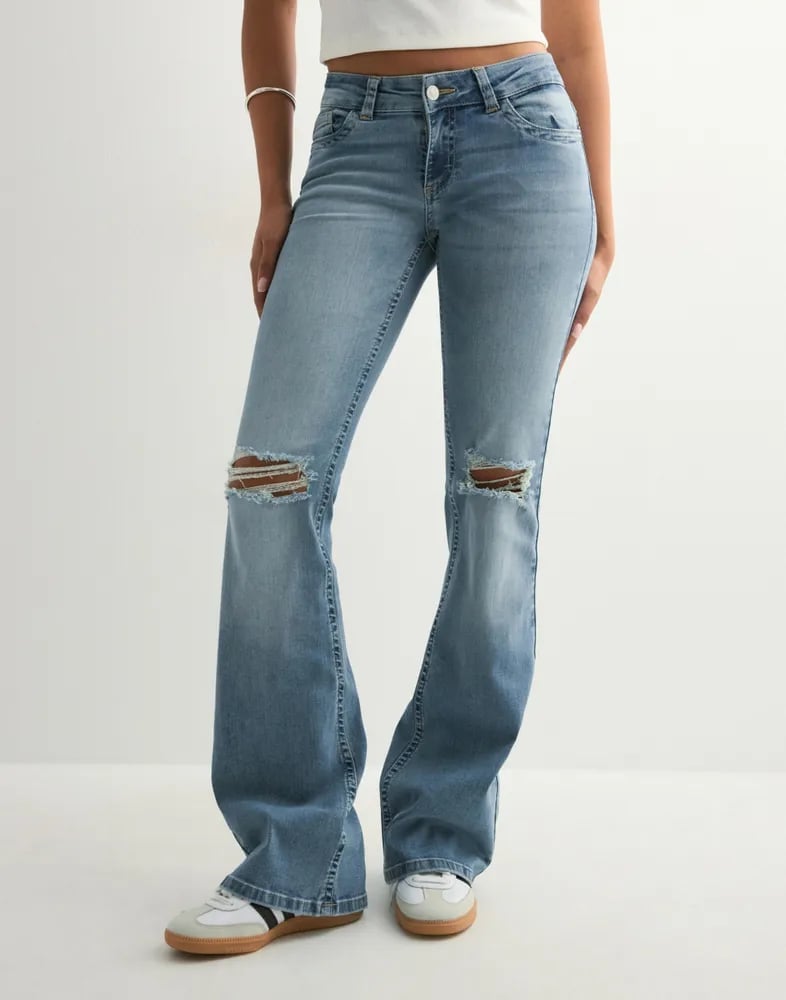 High Waist Flared Jeans With Ripped Knees — Classy Ripped Jeans Outfits