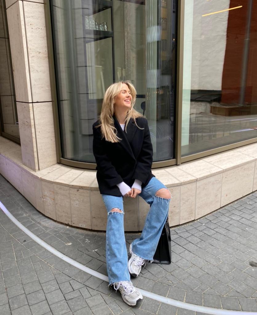 Wide Leg Jeans With Knee Rips And Blazer — Classy Ripped Jeans Outfits
