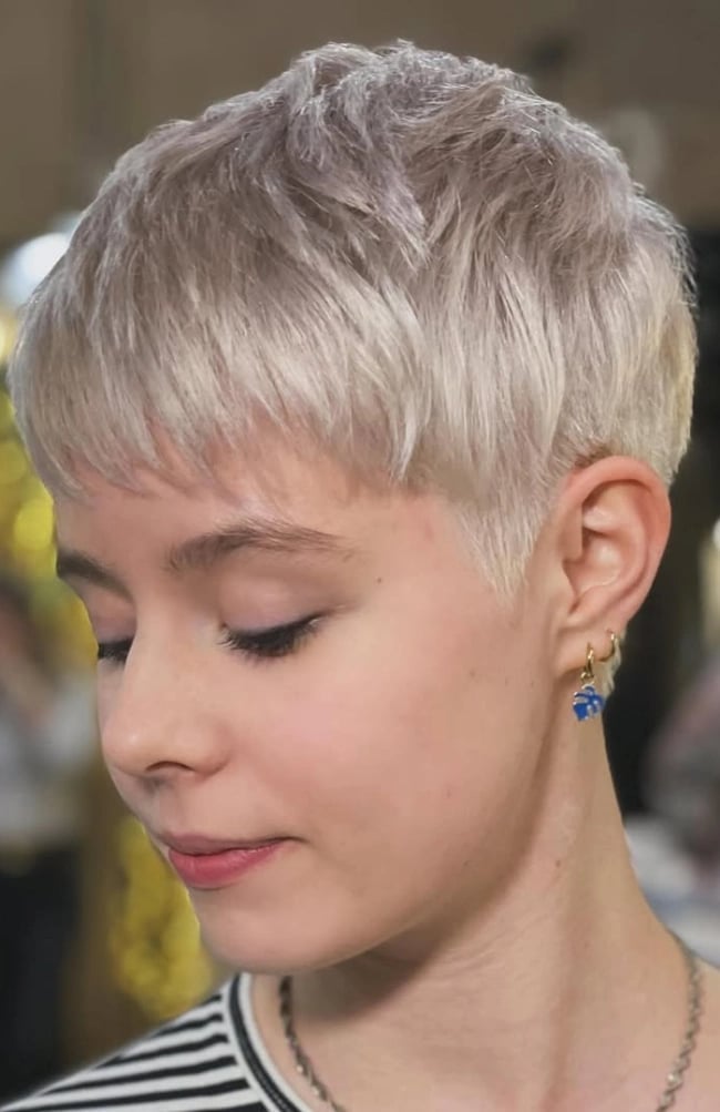 Icy Pearl Blonde Pixie With Wispy Bangs Icy Pearl Blonde Pixie With Wispy Bangs — Classy Short Hair Pixie