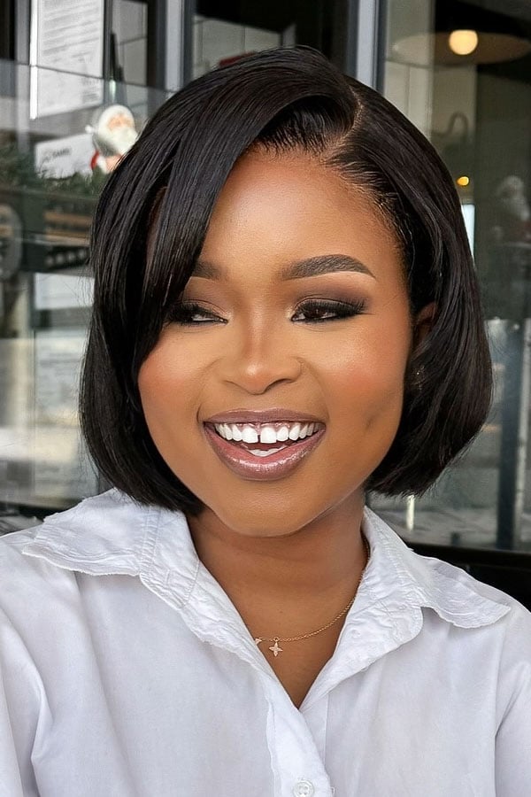 Black Chin Bob With Side-Swept Fringe and боковая челка — Classy Short Haircuts