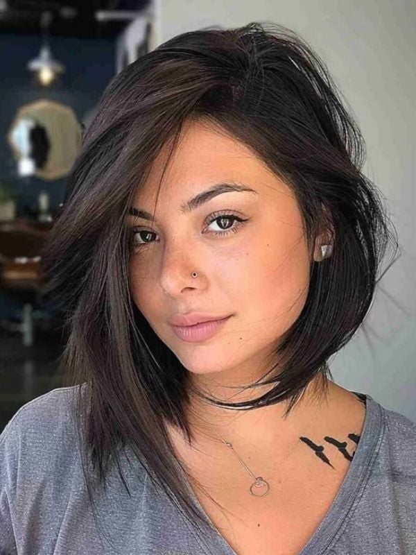 Collarbone Textured Bob With Side-Swept Fringe — Classy Short Haircuts