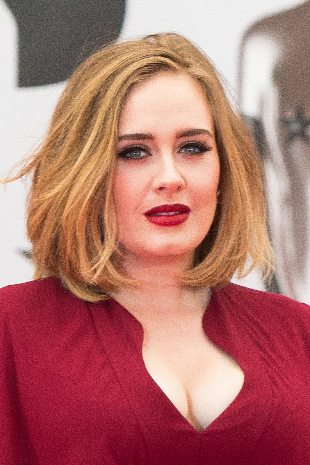 Honey Blonde Lob With Subtle Volume Honey Blonde Lob With Subtle Volume — Classy Short Haircuts for Round Faces