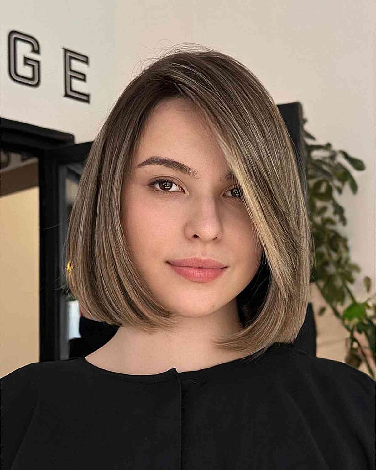 Collarbone Bob With Side Swept Bangs Collarbone Bob With Side Swept Bangs — Classy Short Haircuts for Round Faces
