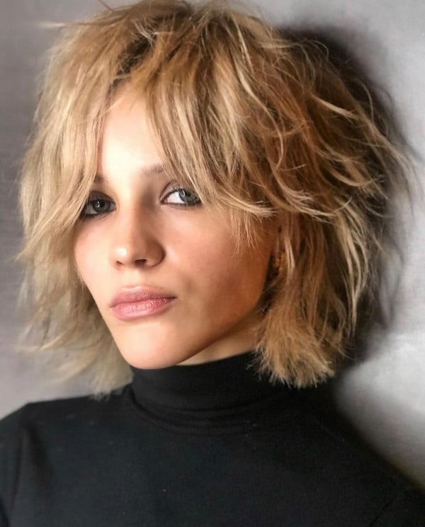 Platinum Blonde Shag Chin Length With Choppy Bangs and Air Dried Platinum Blonde Shag Chin Length With Choppy Bangs and Air Dried — Classy Short Shaggy Haircut