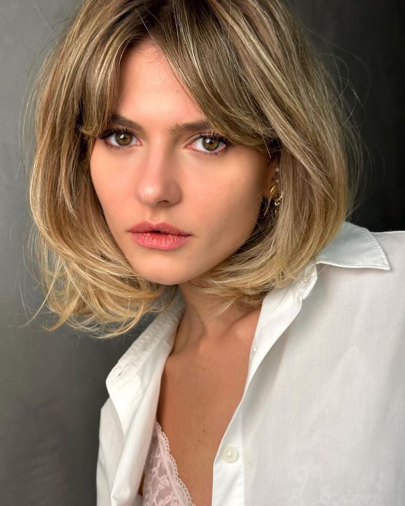 Blonde Bob With Wavy Texture And Highlights — Classy Side Bangs