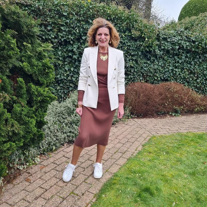White Sneakers with a Ribbed Knit Dress and Double-Breasted Blazer White Sneakers with a Ribbed Knit Dress and Double-Breasted Blazer — Classy Sneakers Outfits
