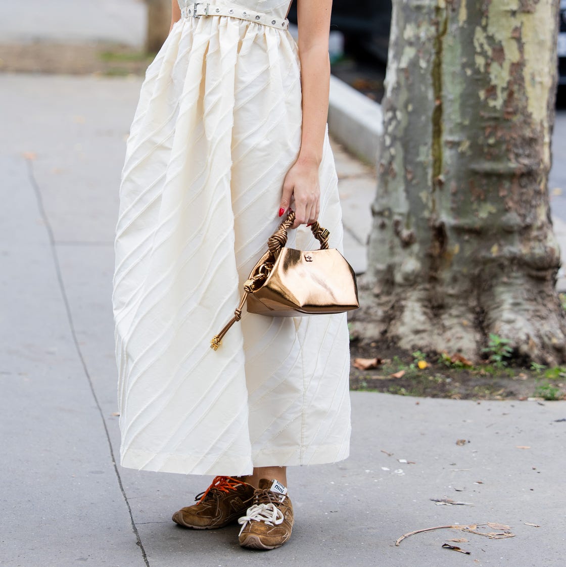 Brown Sneakers with an Orange Lace Detail and Maxi Skirt Brown Sneakers with an Orange Lace Detail and Maxi Skirt — Classy Sneakers Outfits