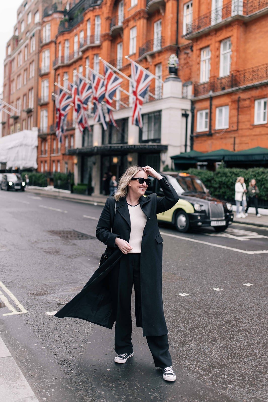 Black Sneakers with Wide-Leg Trousers and a Long Wool, Close-Up Take Black Sneakers with Wide-Leg Trousers and a Long Wool, Close-Up Take — Classy Sneakers Outfits