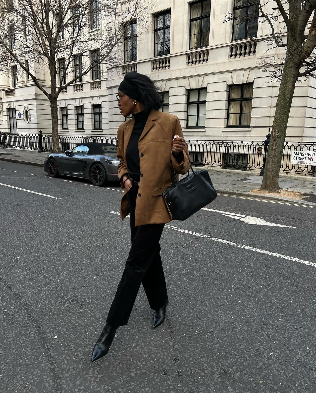 Oversized Brown Suede Blazer With Black Turtleneck Oversized Brown Suede Blazer With Black Turtleneck — Classy Suede Jacket Outfits