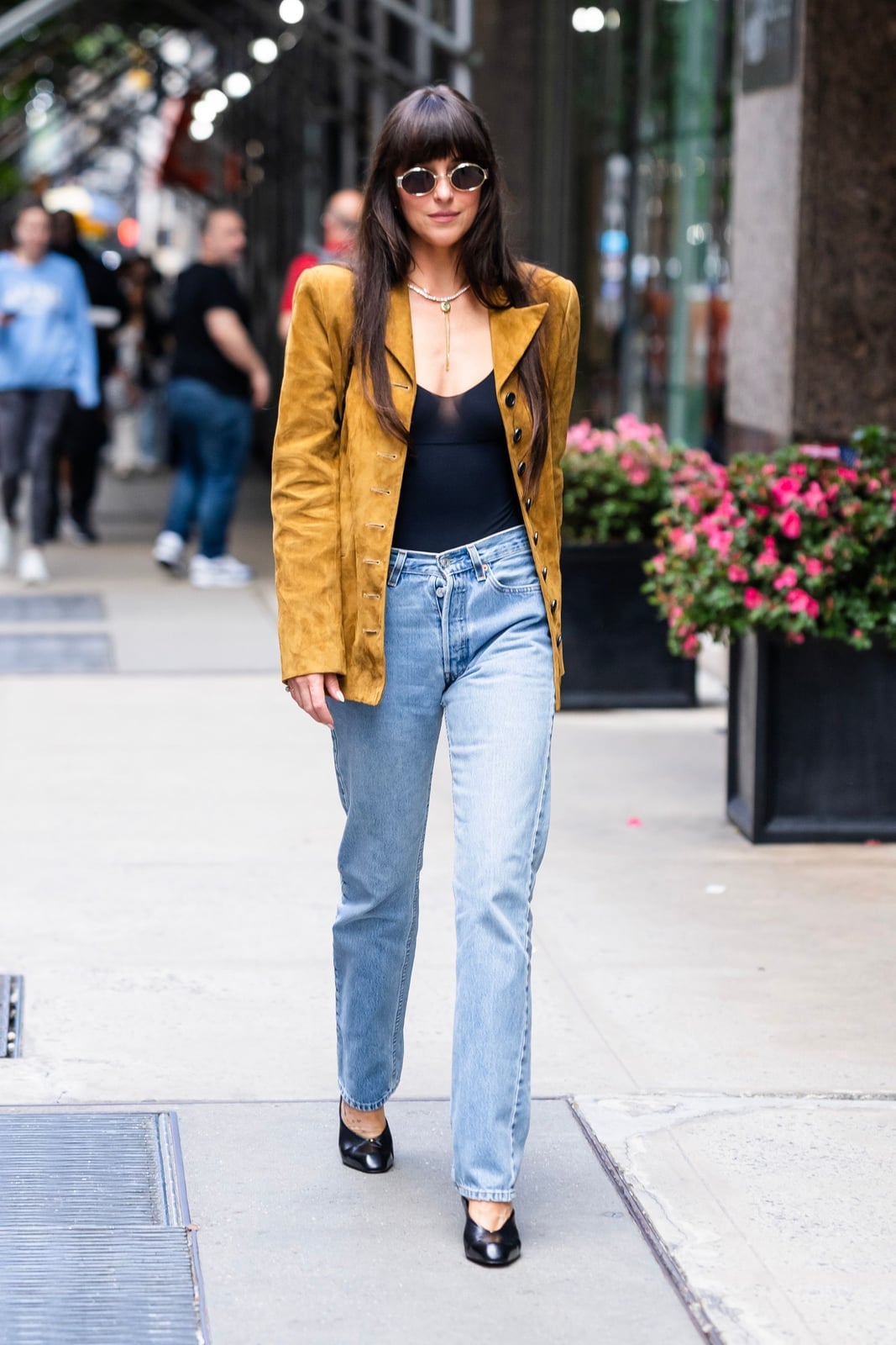 Mustard Suede Jacket With Black Bodysuit And Jeans Mustard Suede Jacket With Black Bodysuit And Jeans — Classy Suede Jacket Outfits
